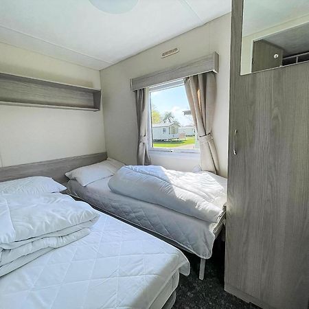 Gorgeous Caravan With Decking In Breydon Water Holiday Park, Ref 10081B Belton with Browston Εξωτερικό φωτογραφία